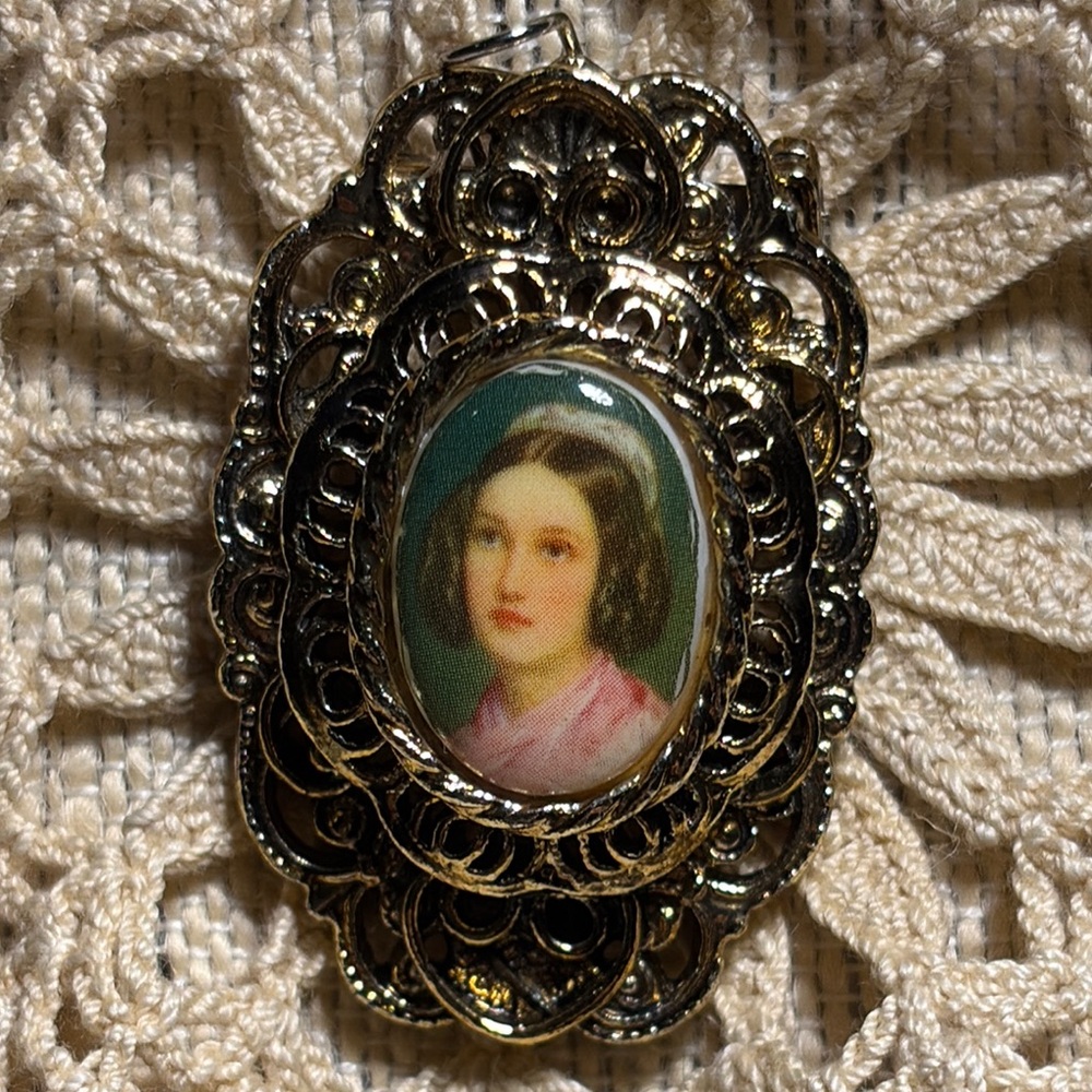 Medallion Victorian Lady Ornate Brooch with Intricate Filigree Signed Gerry’s